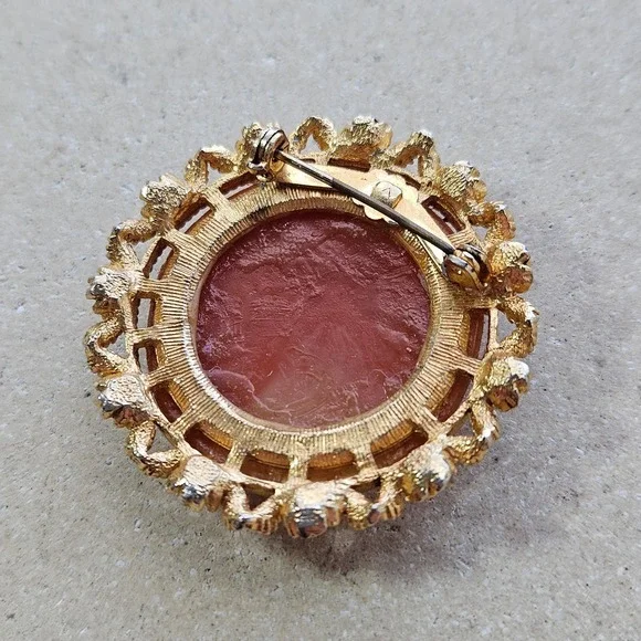 Vtg 60s 70s Cancer Zodiac Crab Cameo Brooch Gold Tone Nautical Pink Salmon Pin - Picture 4 of 5